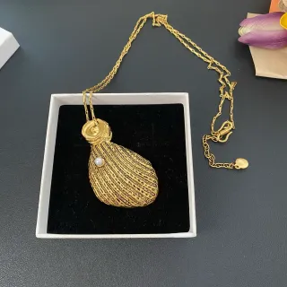 Colar com pingente de concha dourado branco com superfície texturizada ribeteada