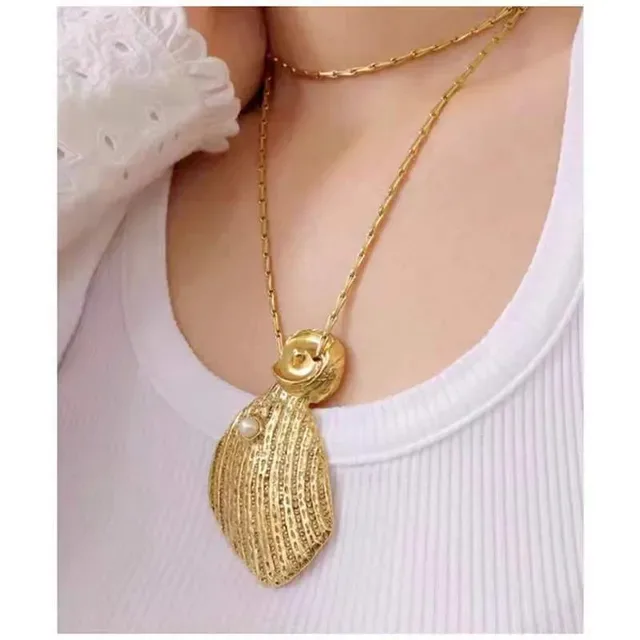Gold White Shell-Shaped Pendant Textured Ribbed Surface Necklace 2