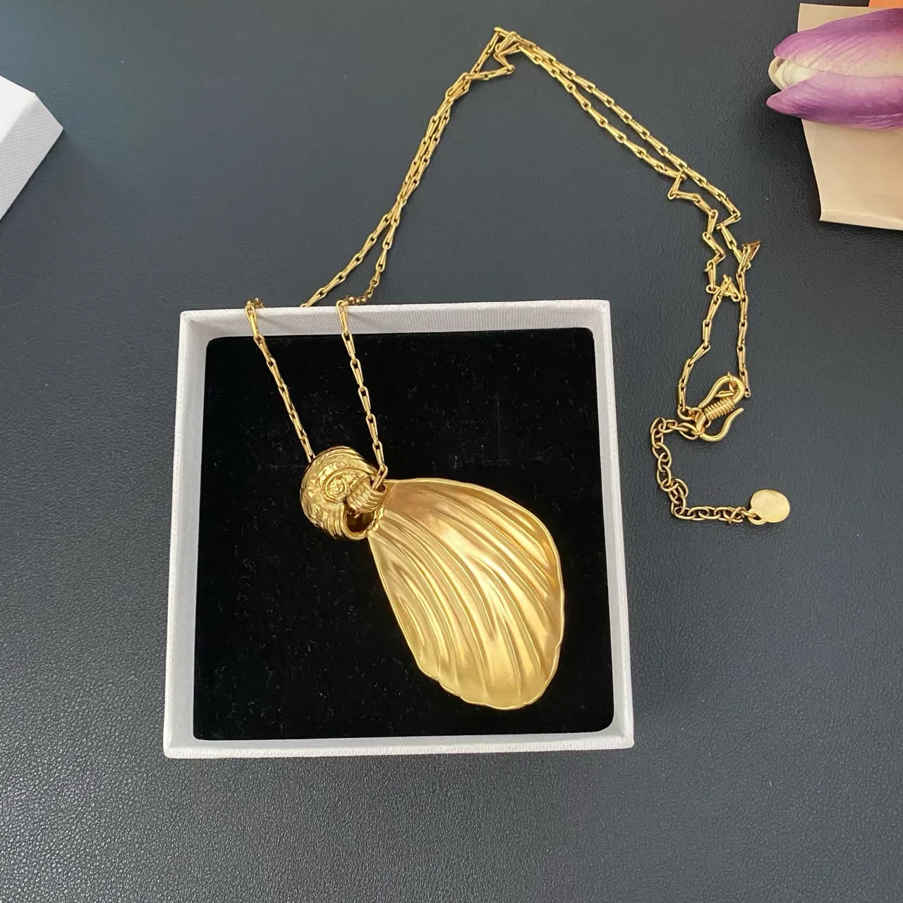 Gold White Shell-Shaped Pendant Textured Ribbed Surface Necklace 4