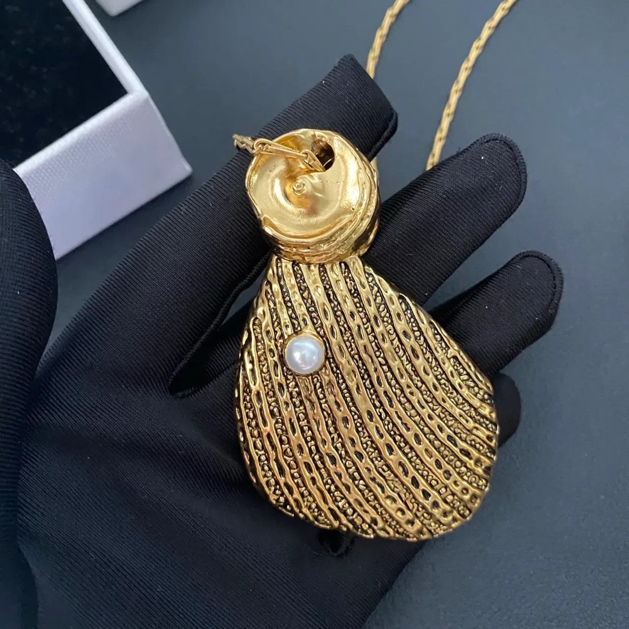 Gold White Shell-Shaped Pendant Textured Ribbed Surface Necklace 5