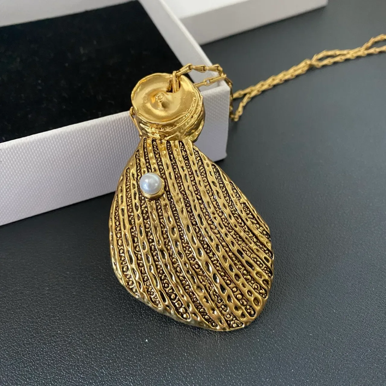 Gold White Shell-Shaped Pendant Textured Ribbed Surface Necklace 6