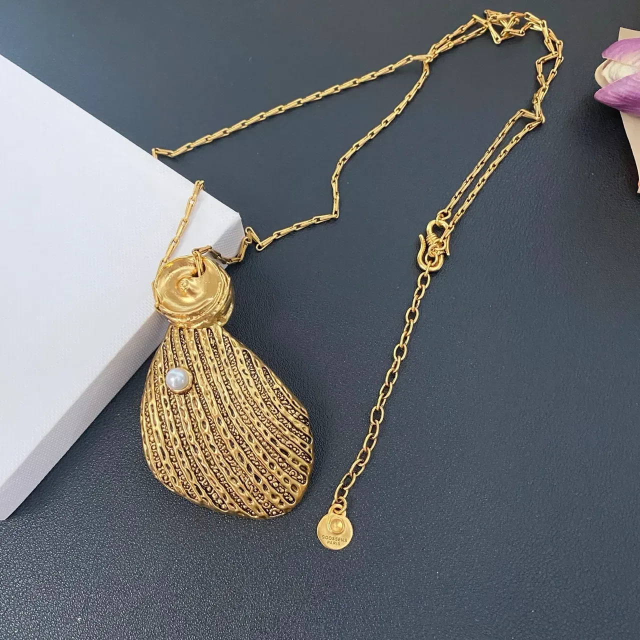 Gold White Shell-Shaped Pendant Textured Ribbed Surface Necklace 7