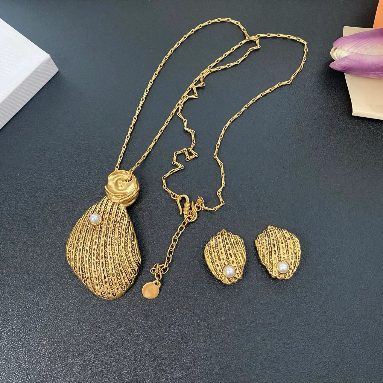 Gold White Shell-Shaped Pendant Textured Ribbed Surface Necklace 8