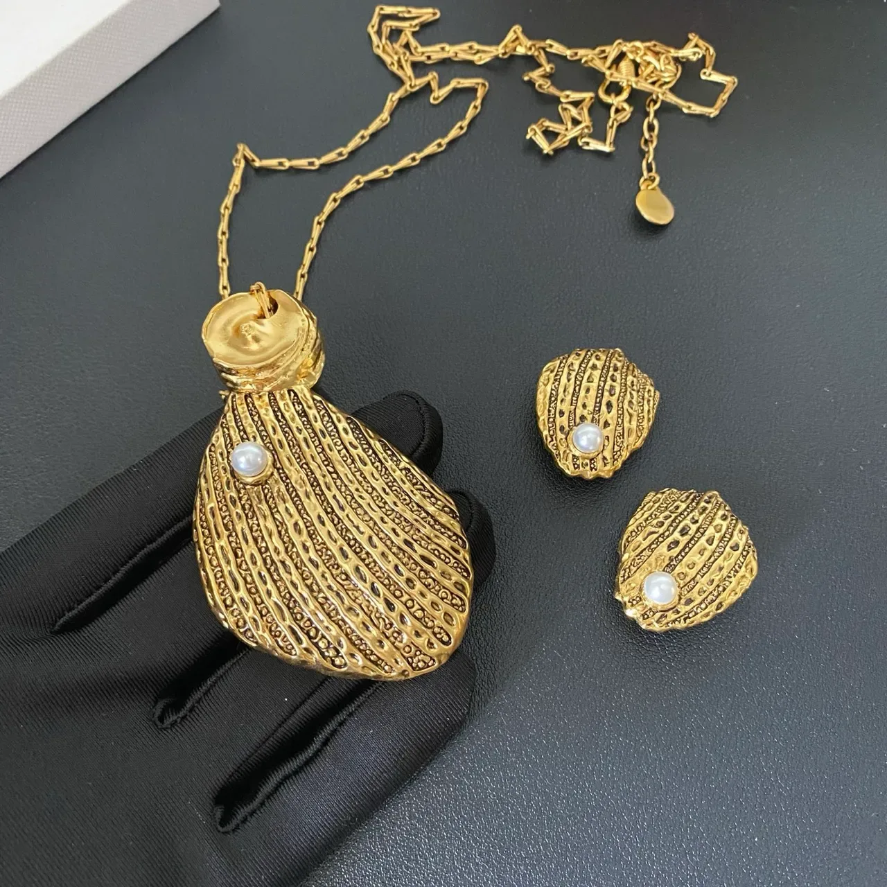 Gold White Shell-Shaped Pendant Textured Ribbed Surface Necklace 9