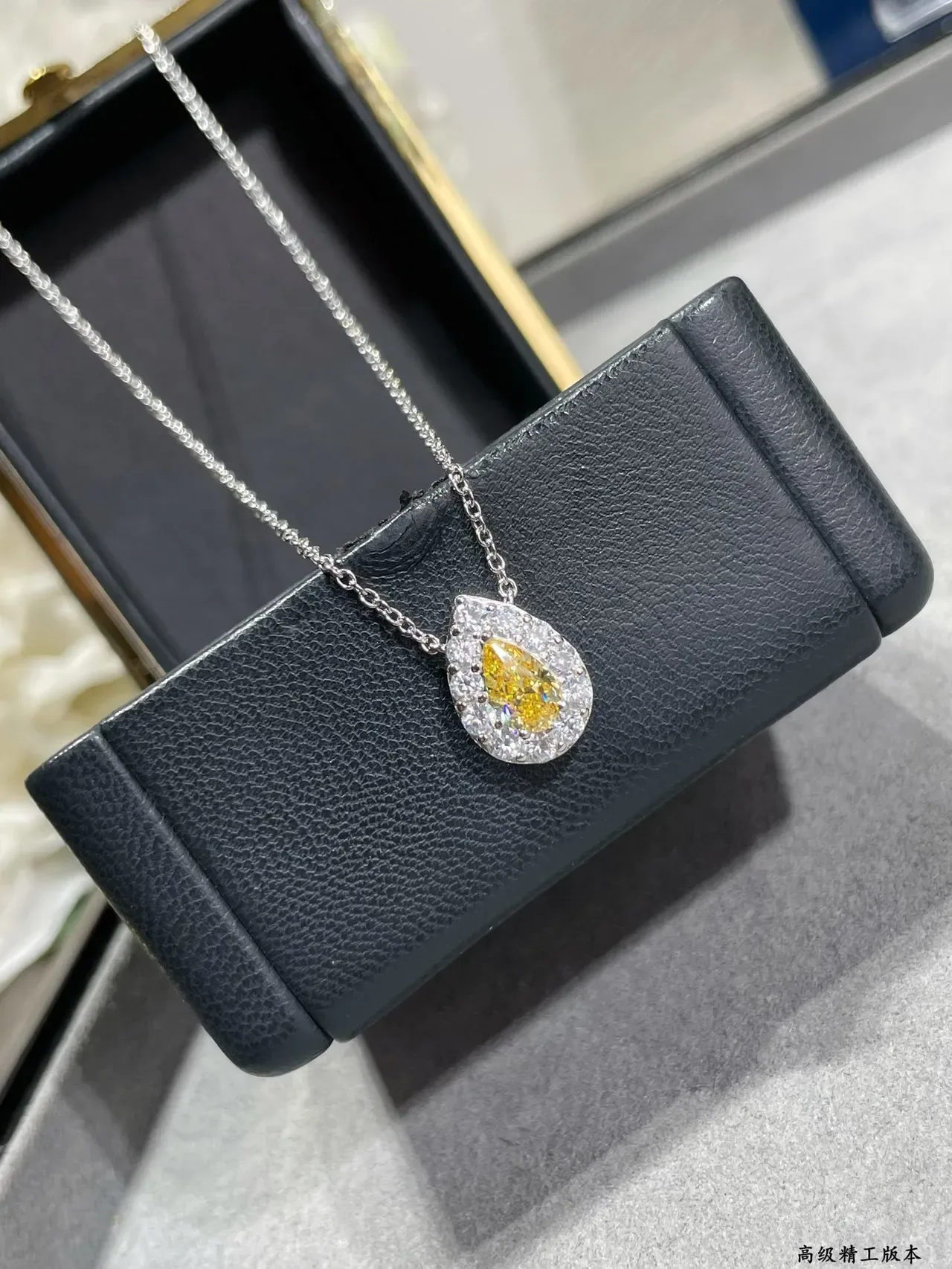 GRAFF Collier avec pendentif larme halo argent jaune pierre centrale taille poire 4