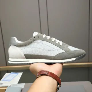 Tênis runner retrô com material misto cinza e off-white