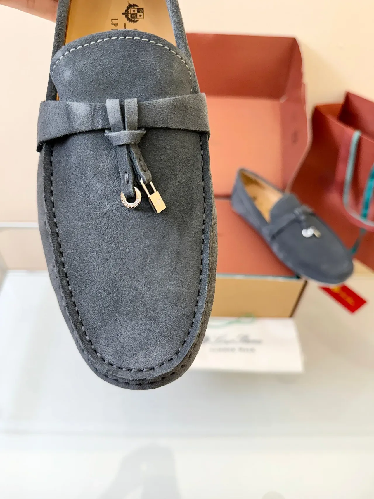 Loafer gris beige en daim avec bride frangée 3
