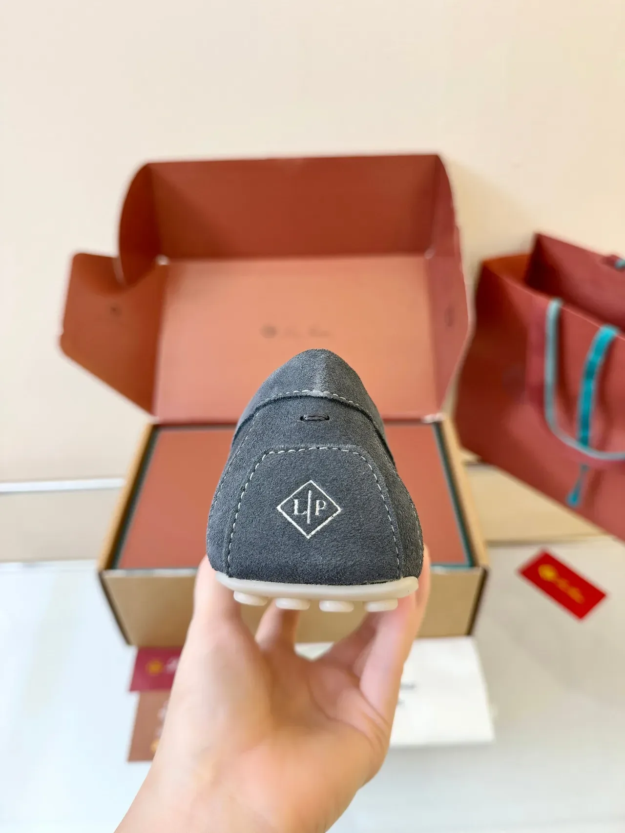 Loafer gris beige en daim avec bride frangée 4