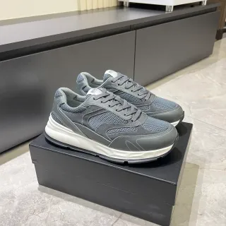 Tênis lifestyle de malha cinza e suede híbrido com midsole chunky