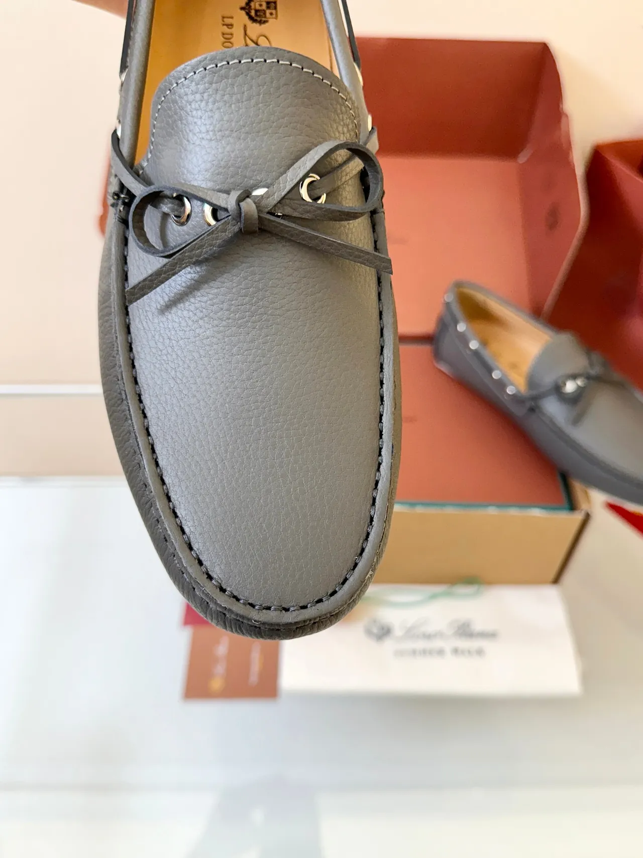 Gray White Pebbled Leather Moc-Toe Stitching Boat Shoes 3