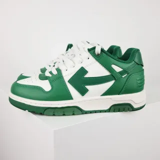 Tênis low-top de couro verde e branco com painéis e logo de seta