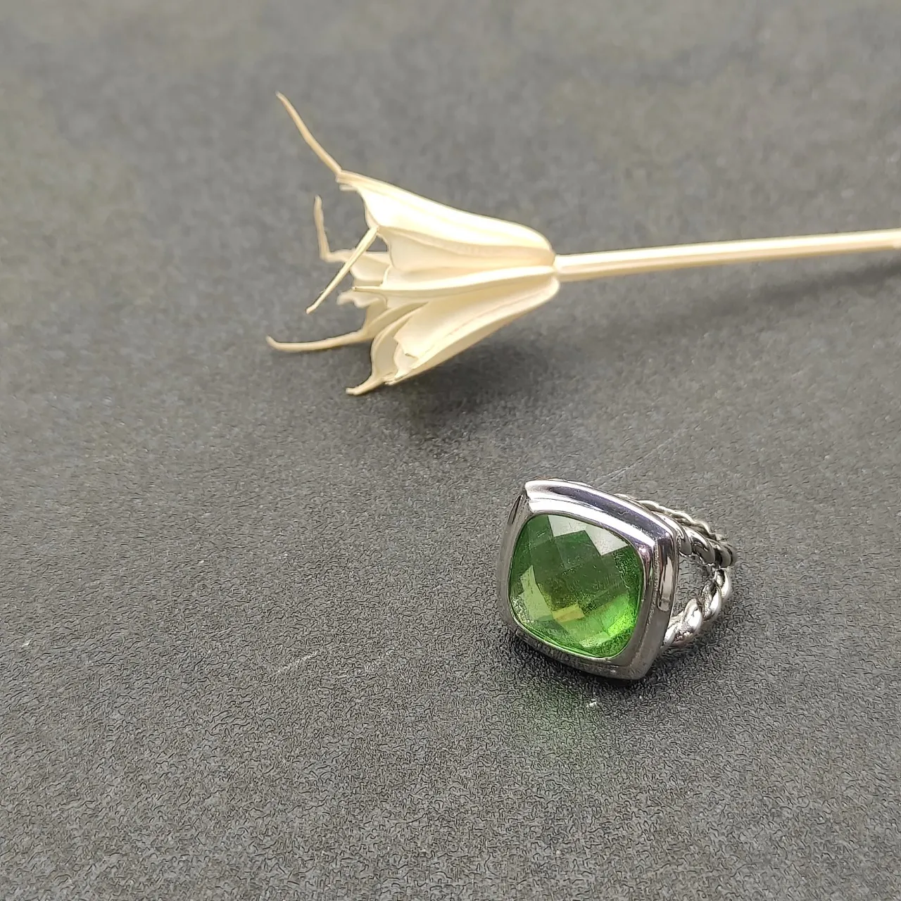 Green Silver Cushion-Cut Gemstone Twisted Rope-Style Band Ring 6
