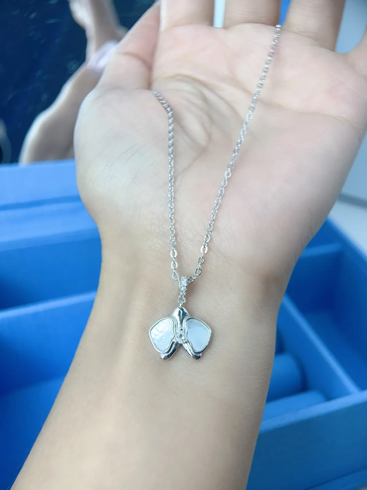 HEFANG Floral Butterfly Mother-of-Pearl Pendant Necklace 3