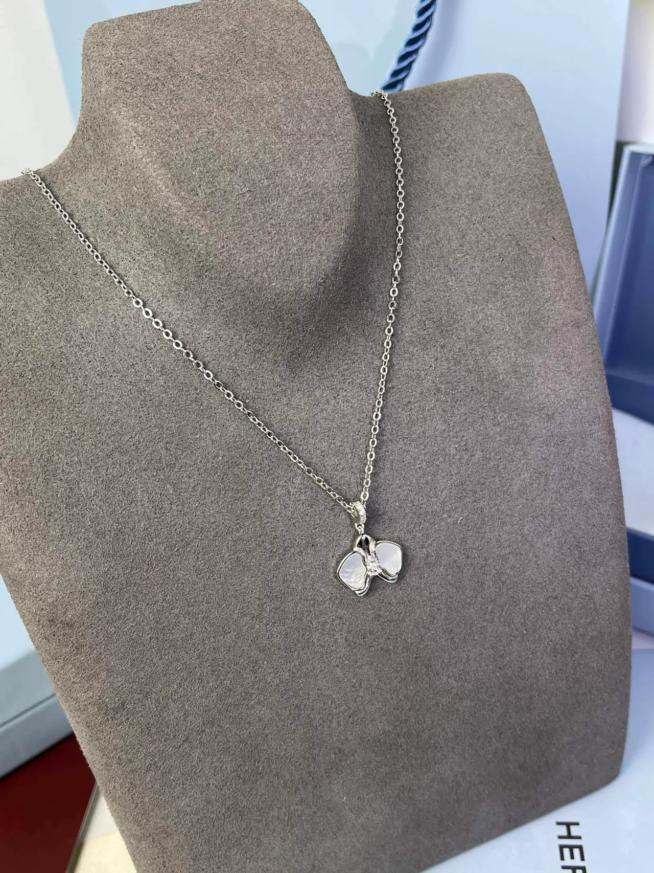 HEFANG Floral Butterfly Mother-of-Pearl Pendant Necklace 7