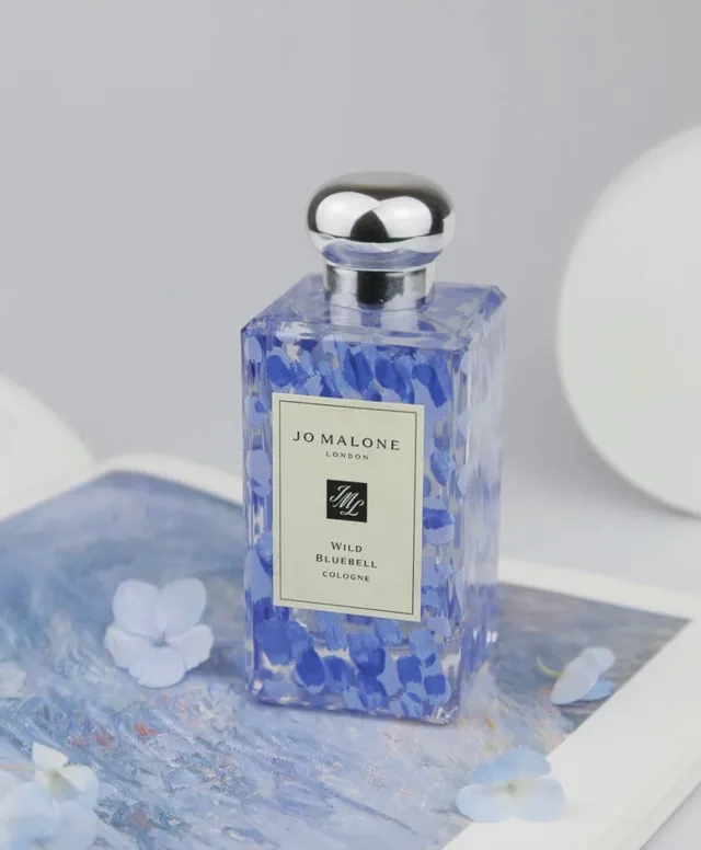Jo Malone London Wild Bluebell Garrafa retangular de vidro azul prata com pétalas de flores incrustadas perfume 2