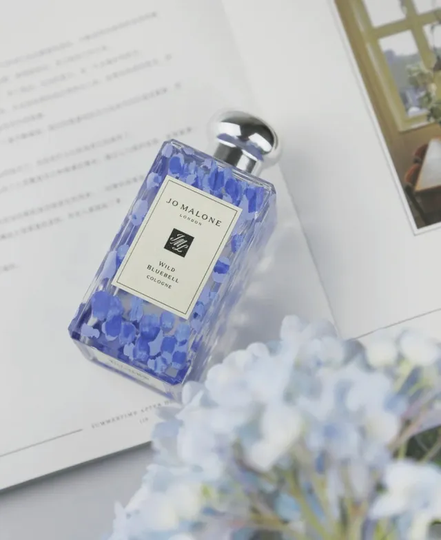 Jo Malone London Wild Bluebell Garrafa retangular de vidro azul prata com pétalas de flores incrustadas perfume 3