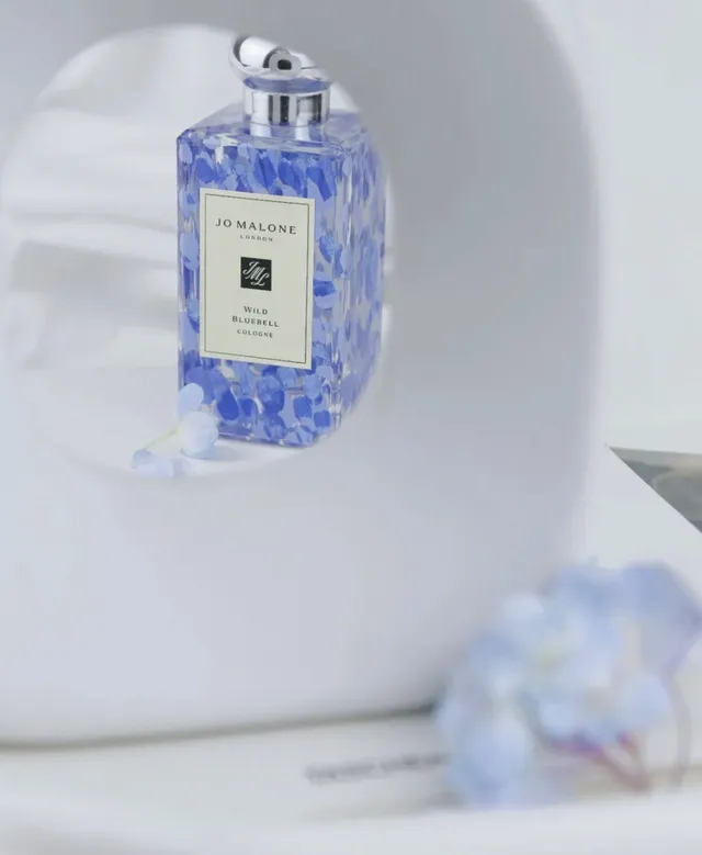 Jo Malone London Wild Bluebell Garrafa retangular de vidro azul prata com pétalas de flores incrustadas perfume 5