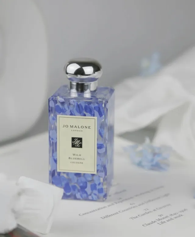 Jo Malone London Wild Bluebell Garrafa retangular de vidro azul prata com pétalas de flores incrustadas perfume 6