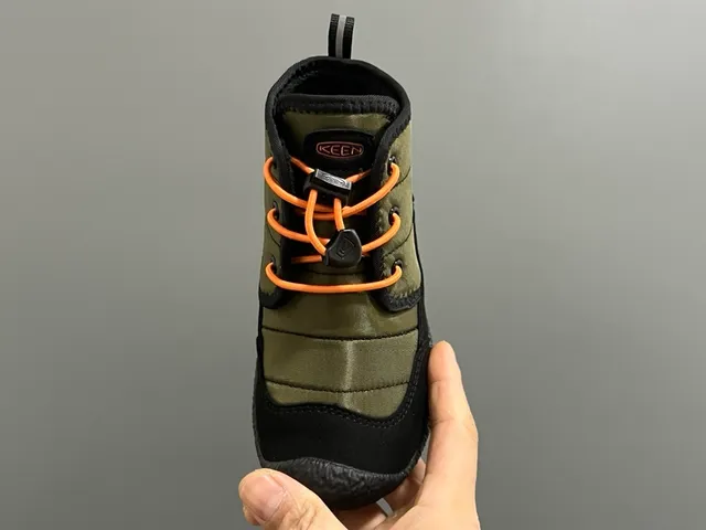 KEEN Bottes de neige noires multicolores matelassées avec isolation imprimé floral sur la partie supérieure 22