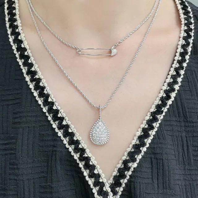 Colliers en ton doré multi-couche avec charm pavé de larme et épingle de sûreté 9