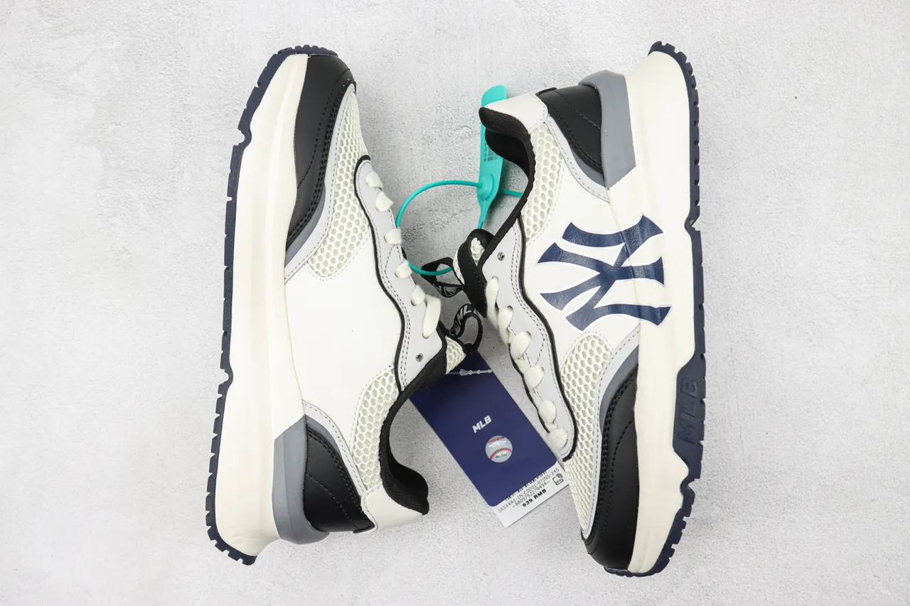 MLB New York Yankees Logo Chunky Lifestyle Sneaker 2