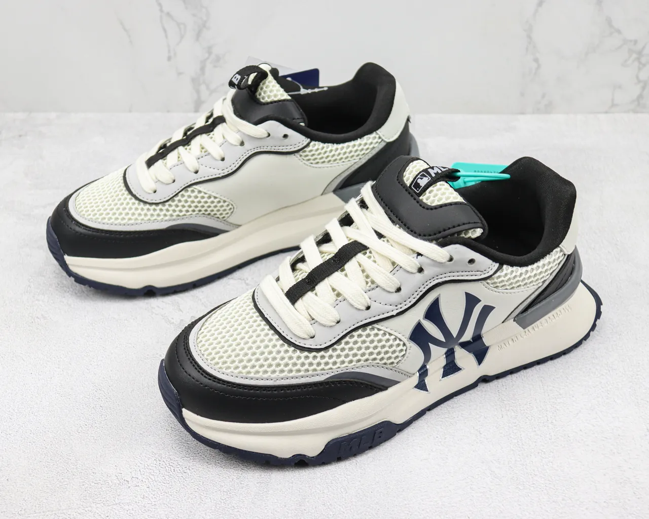 MLB New York Yankees Logo Chunky Lifestyle Sneaker 4