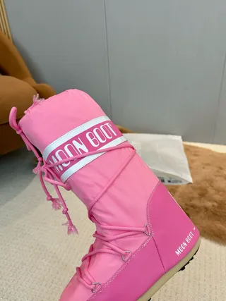 Moon Boot Classic Pink Drawstring Snow Boots 9