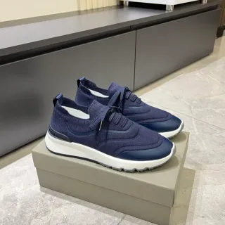 Tênis Navy White com upper de knit e biqueira de borracha