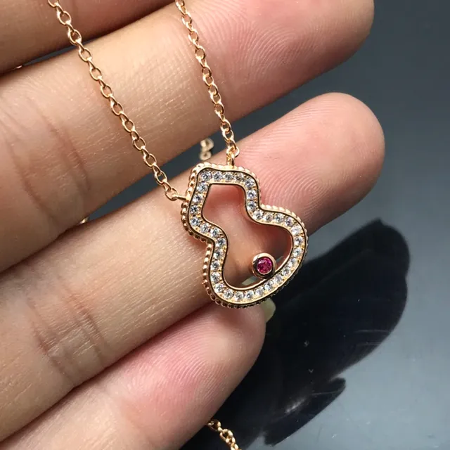 oeelin Gold Red Gourd-Shaped Openwork Pendant Pavé-Set Diamonds Necklace 3