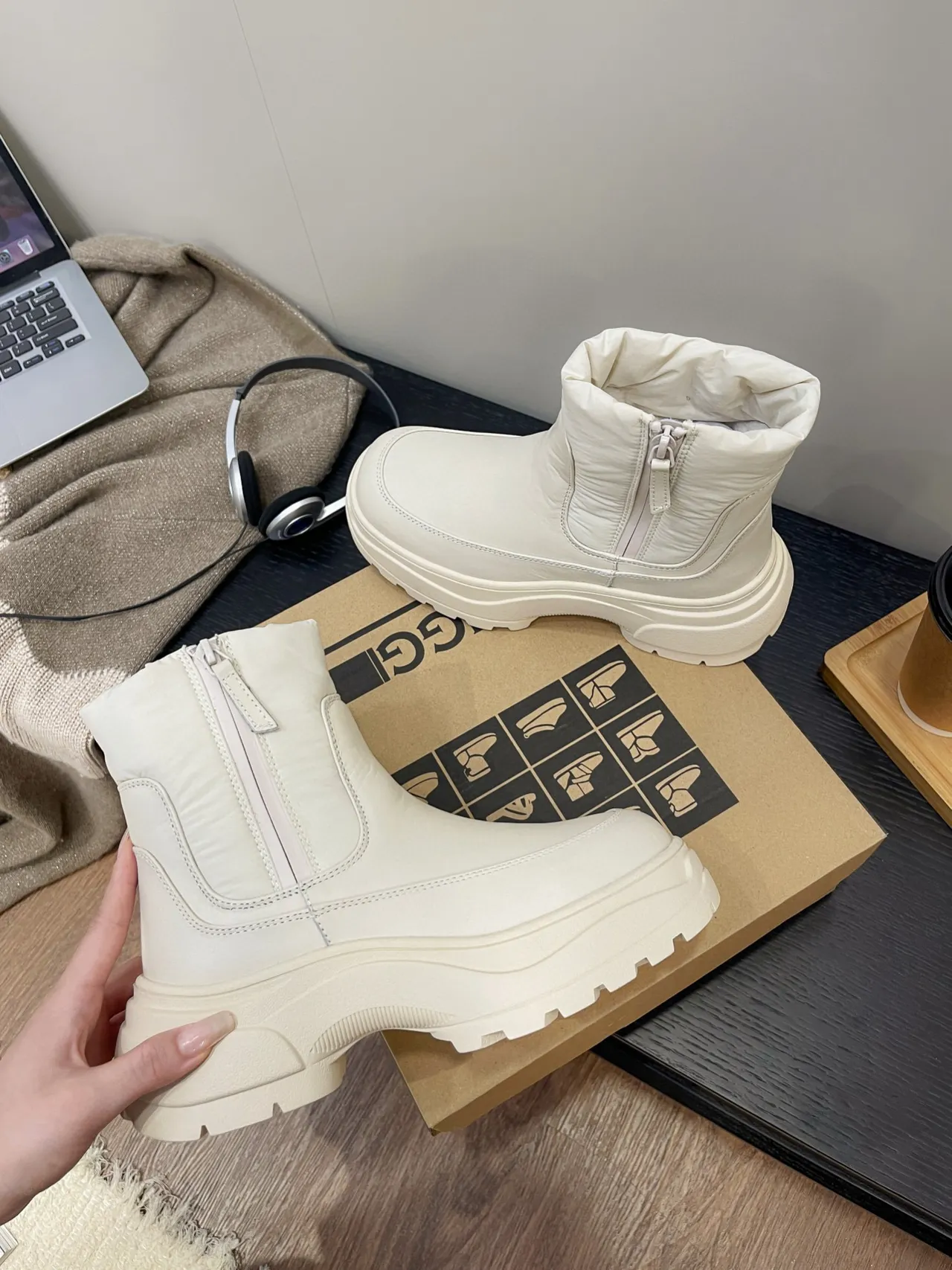 Off-White Botas de tornozelo chunky com plataforma e gola puffer 2