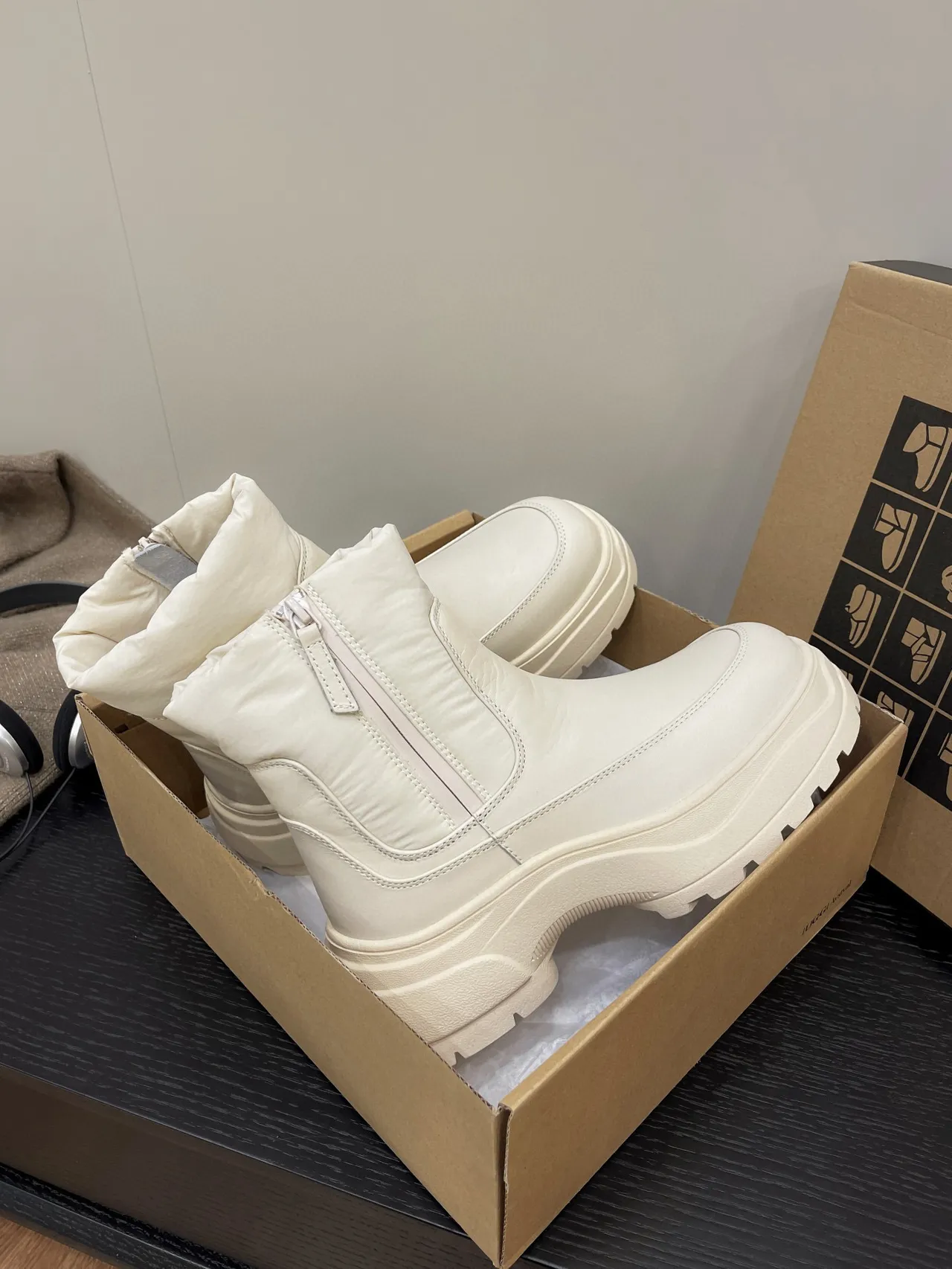 Off-White Botas de tornozelo chunky com plataforma e gola puffer 4