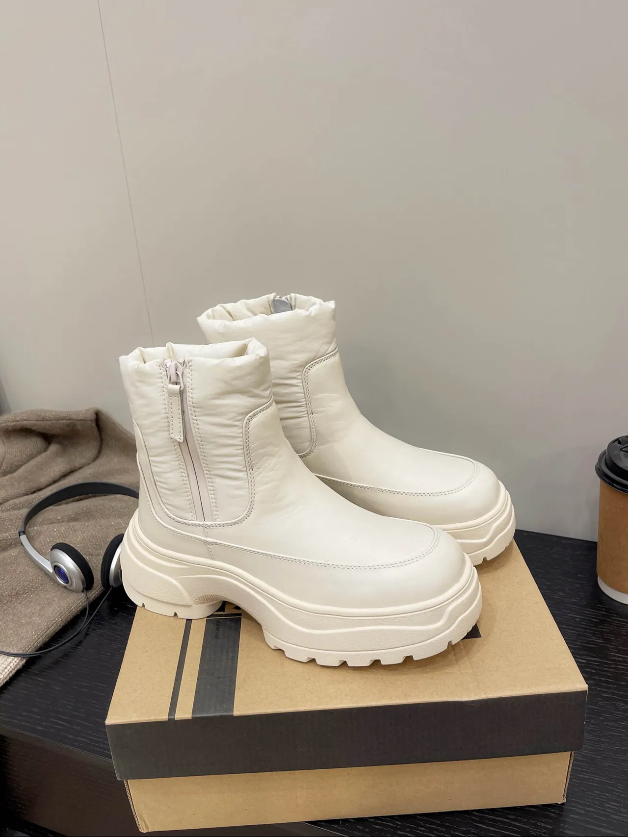 Off-White Botas de tornozelo chunky com plataforma e gola puffer 5