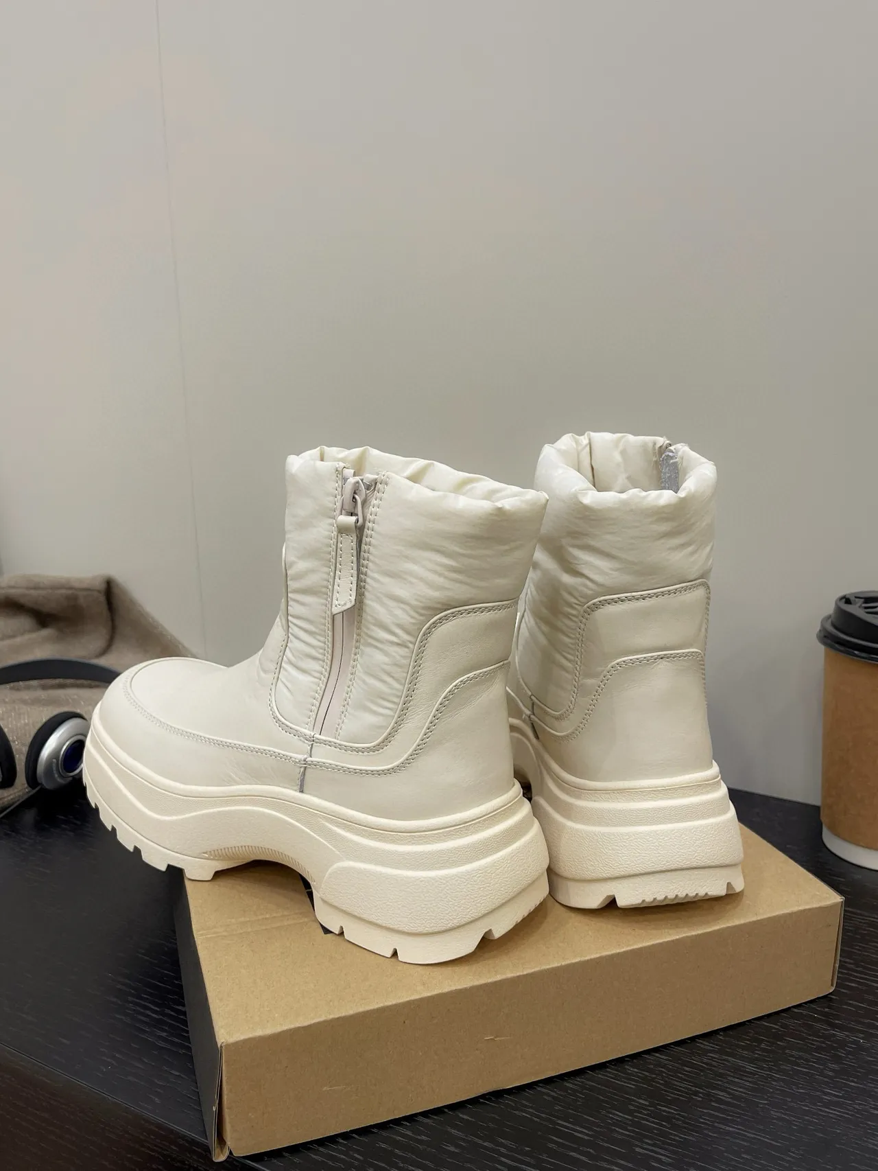 Off-White Botas de tornozelo chunky com plataforma e gola puffer 9