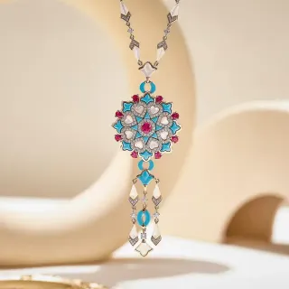 Colgante medallón floral esmaltado con turquesa y rubí ornamentado