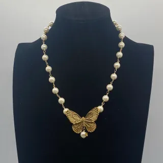 Collier de papillon de ton doré avec perles