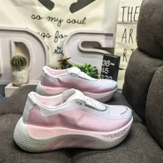 Tênis rosa e branco sem cadarço slip-on