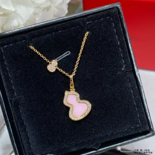 سلسلة ذهب وردي مع تعليقة إيمل على شكل القرع