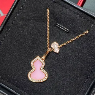 粉色葫芦形的 Pavé 水晶吊坠项链