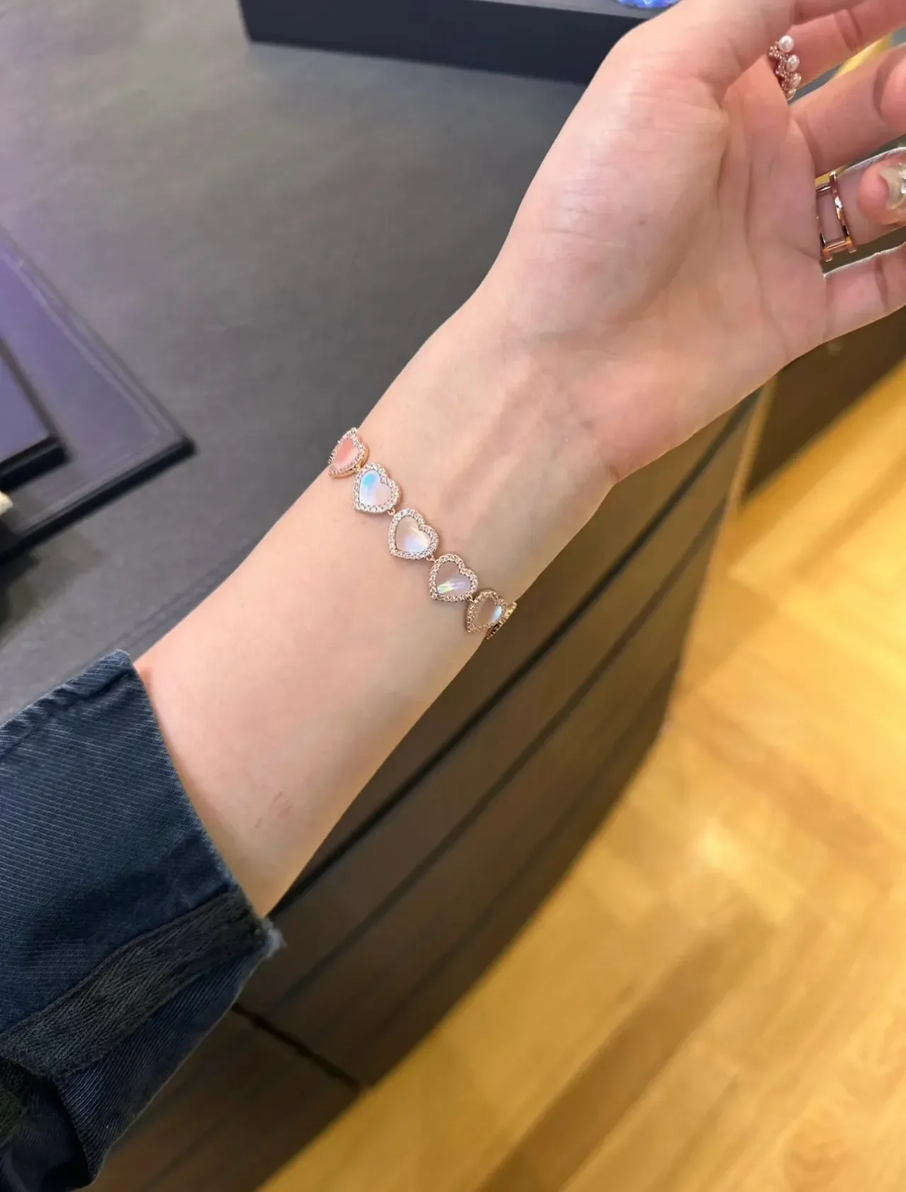 Bracelet en or doré avec cinq pierres et cœur de nacre rose en bezel 2