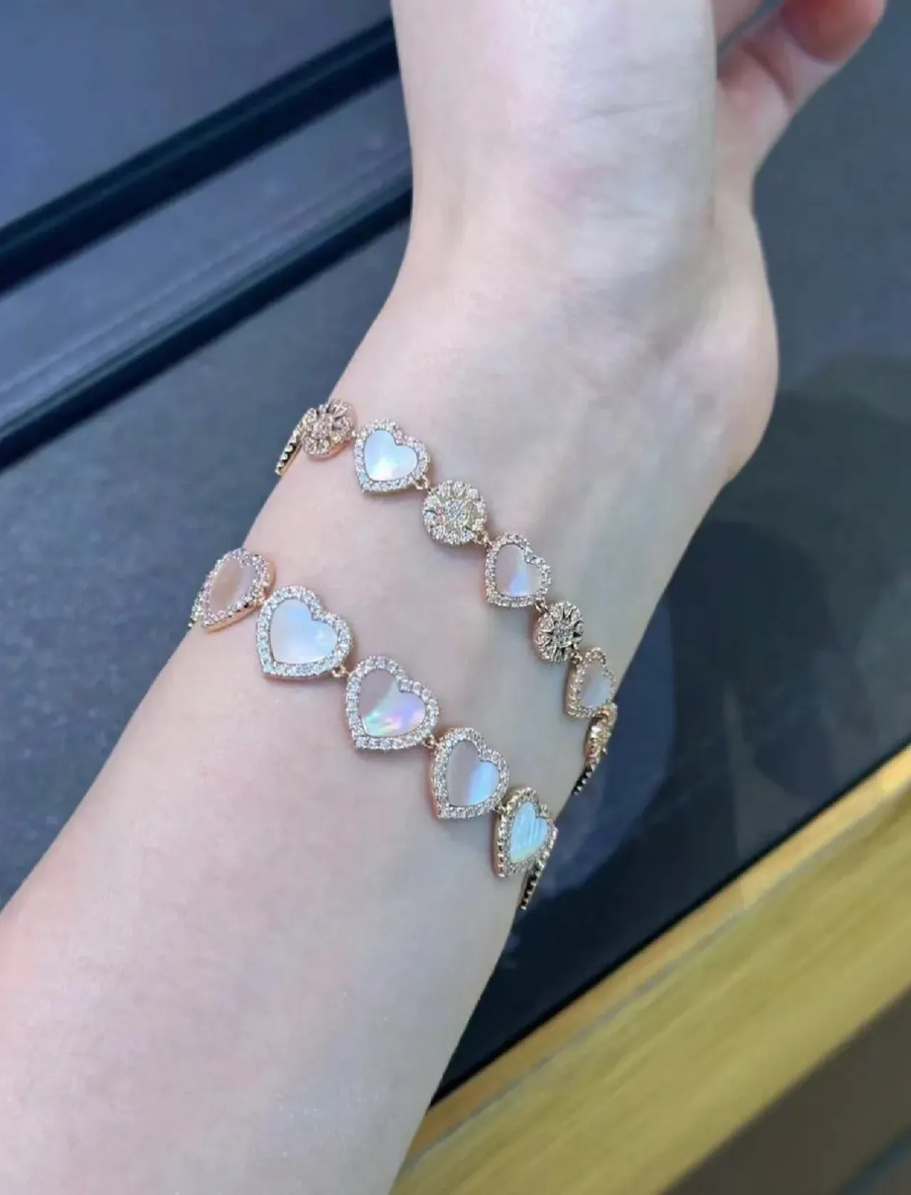 Bracelet en or doré avec cinq pierres et cœur de nacre rose en bezel 5