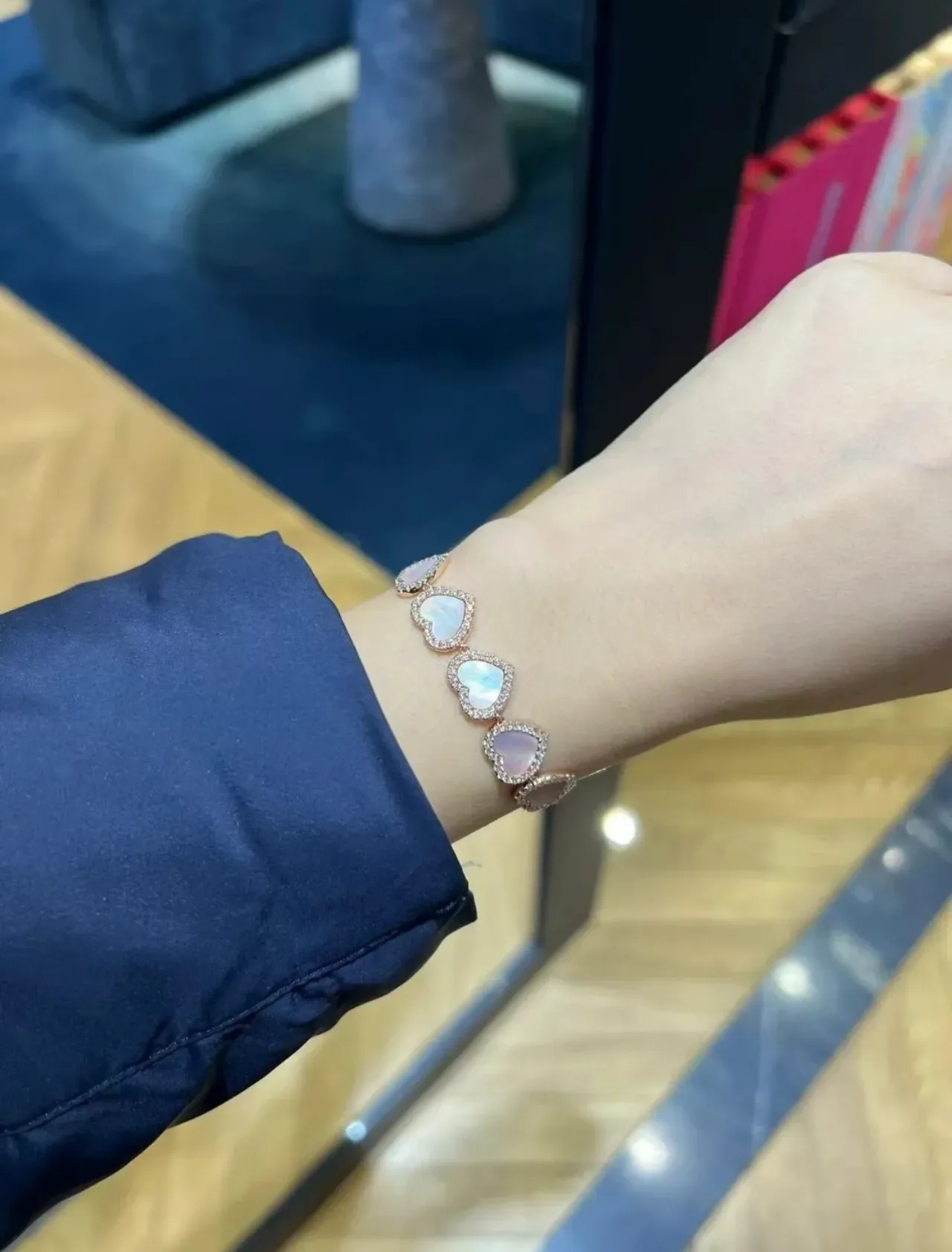 Bracelet en or doré avec cinq pierres et cœur de nacre rose en bezel 6