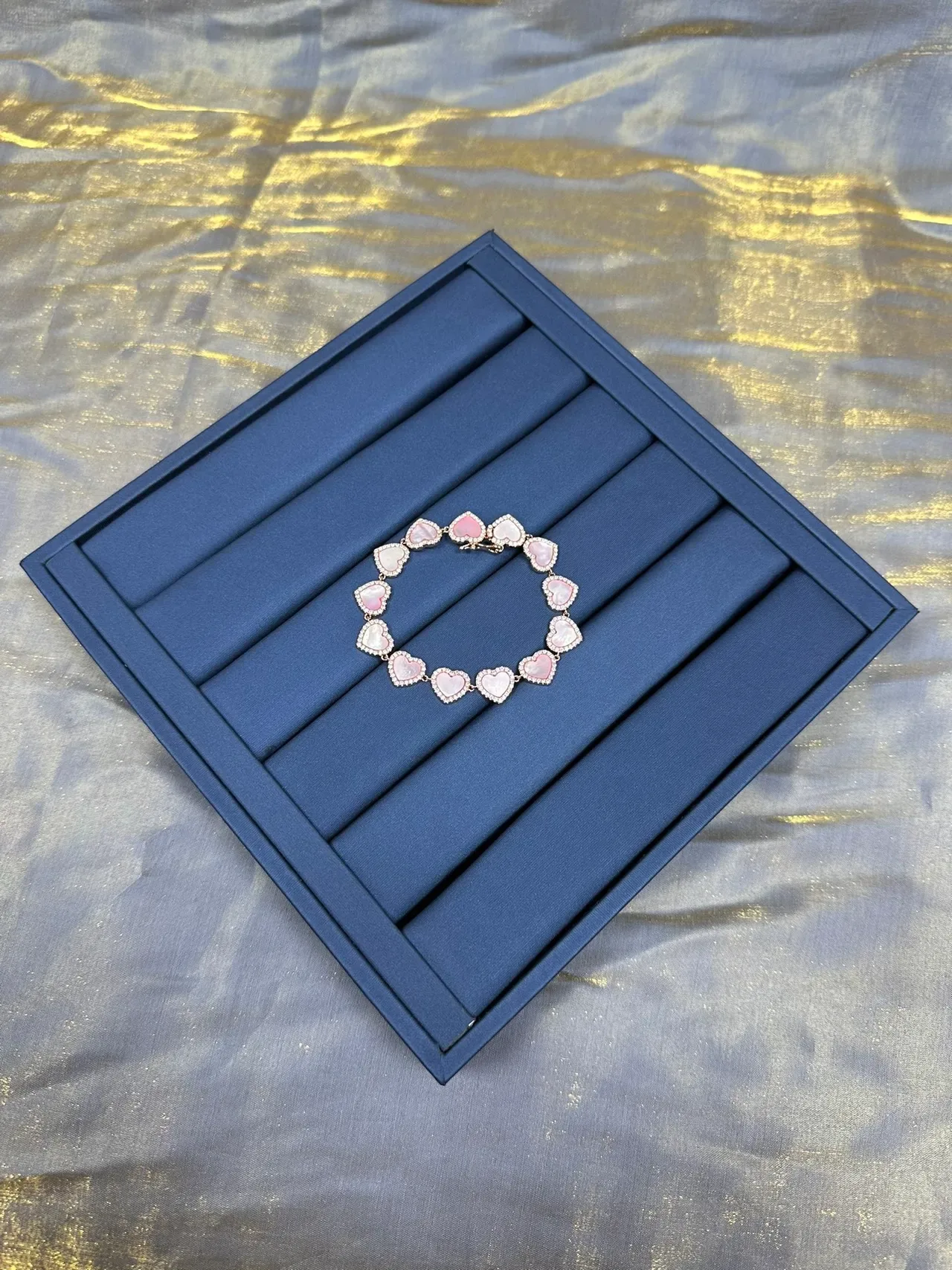Bracelet en or doré avec cinq pierres et cœur de nacre rose en bezel 7