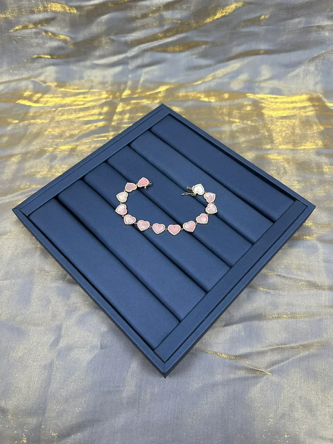 Bracelet en or doré avec cinq pierres et cœur de nacre rose en bezel 9