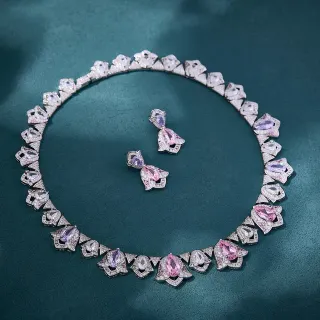 Collier motif floral rose et violet avec gemmes en forme de poire