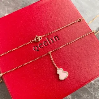 Qeelin Wulu قلادة وردية مينا باڤيه