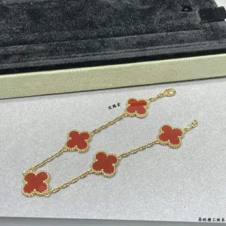 Pulsera de cadena roja de oro con cinco encantos en forma de trébol esmaltados
