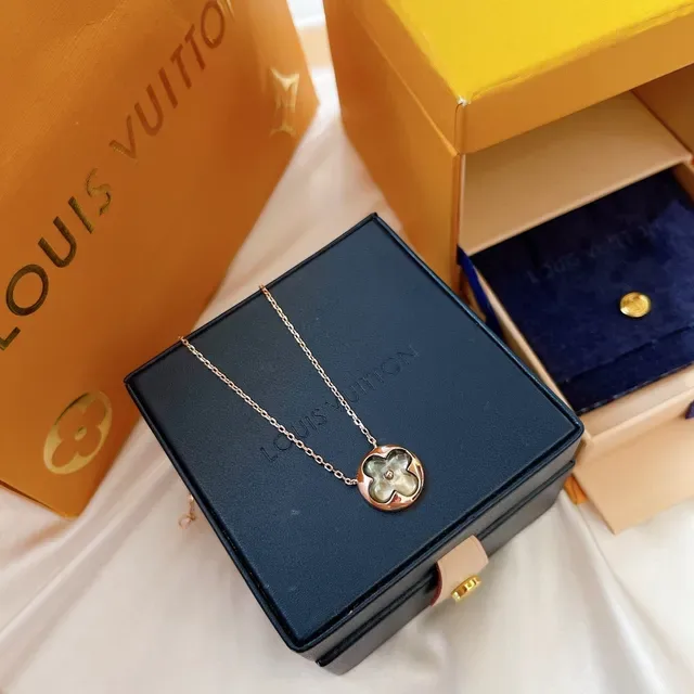 Rose Gold Floral Motif Mother-of-Pearl Pendant Necklace 8