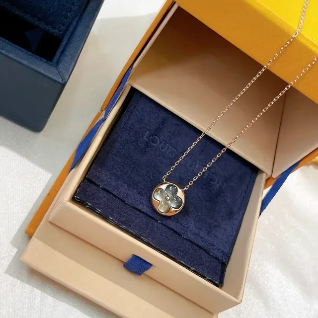 Rose Gold Floral Motif Mother-of-Pearl Pendant Necklace 9