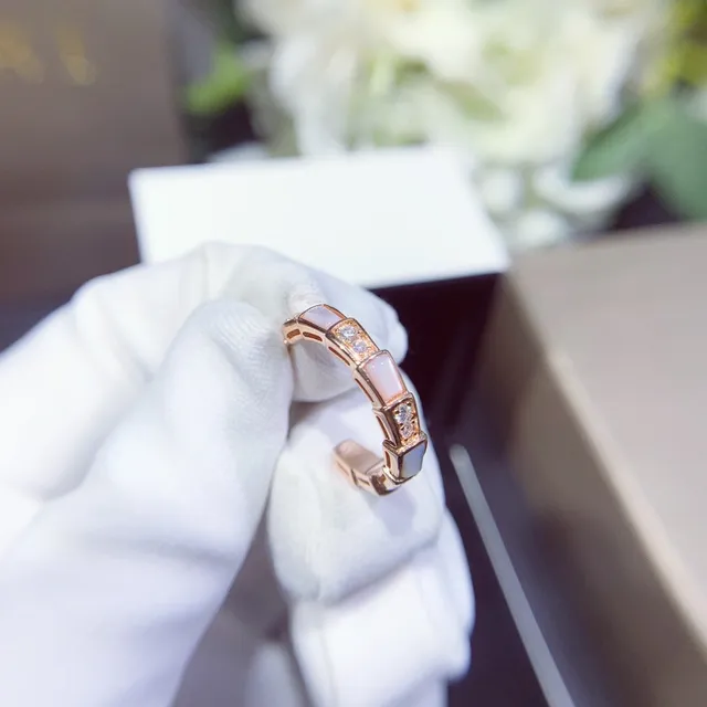 Bagues à boucle en or rose avec incrustations de nacre pavé 3