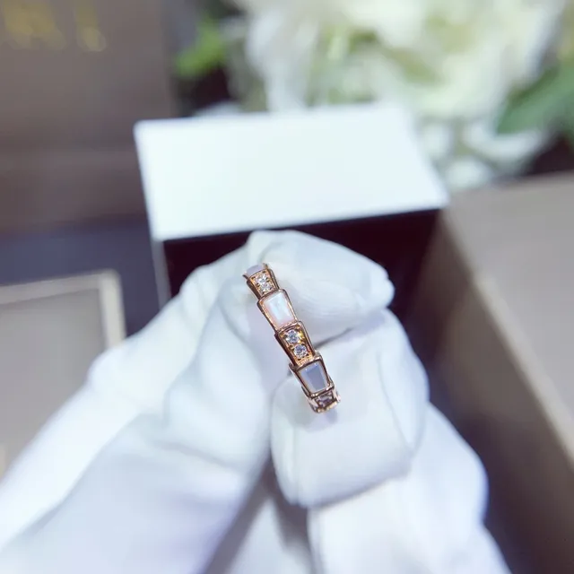 Bagues à boucle en or rose avec incrustations de nacre pavé 4